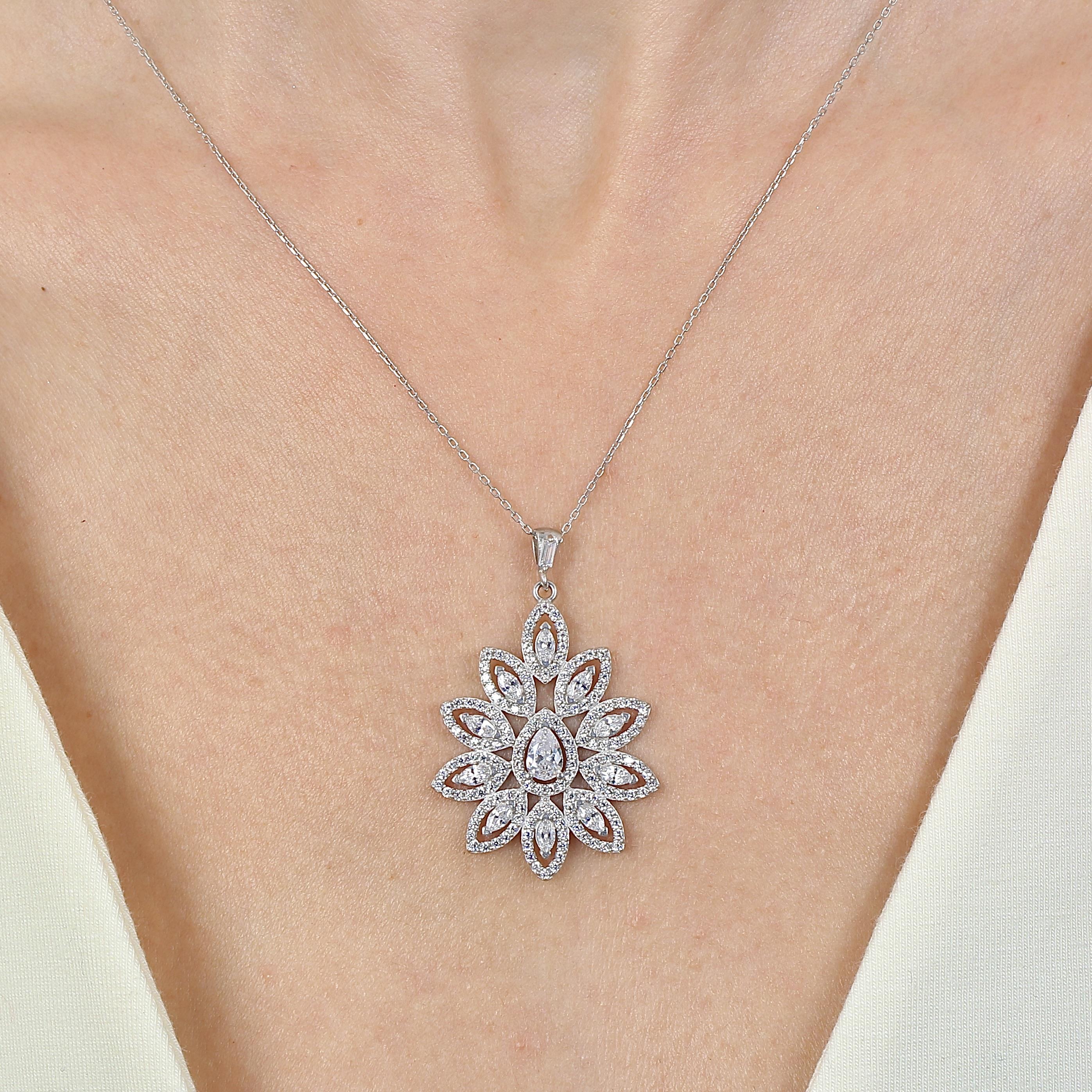 Effective Diamond Sparkling Flower 925 Sterling Silver Necklace