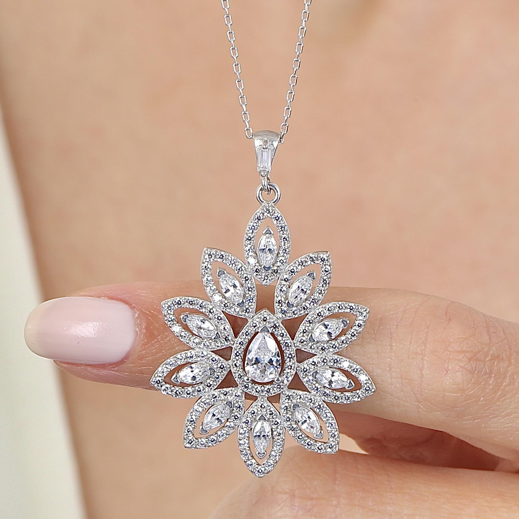 Effective Diamond Sparkling Flower 925 Sterling Silver Necklace